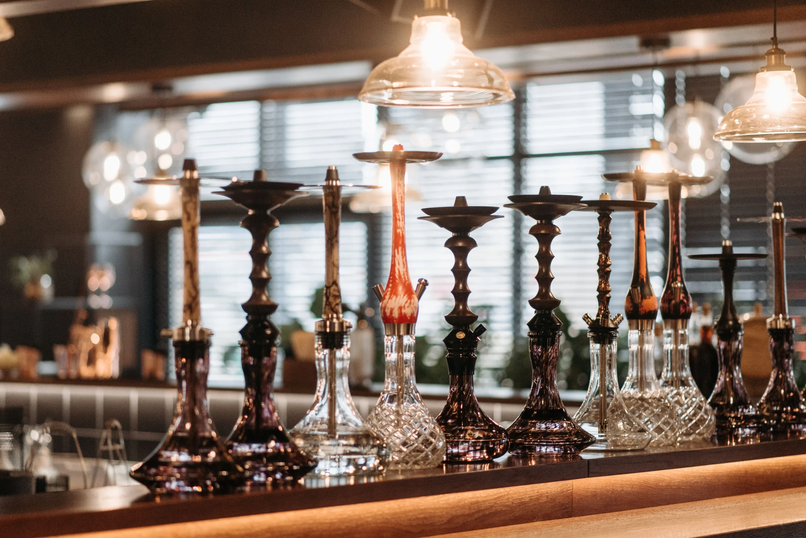 Straight tube glass water pipes designed for simple maintenance and clean airflow